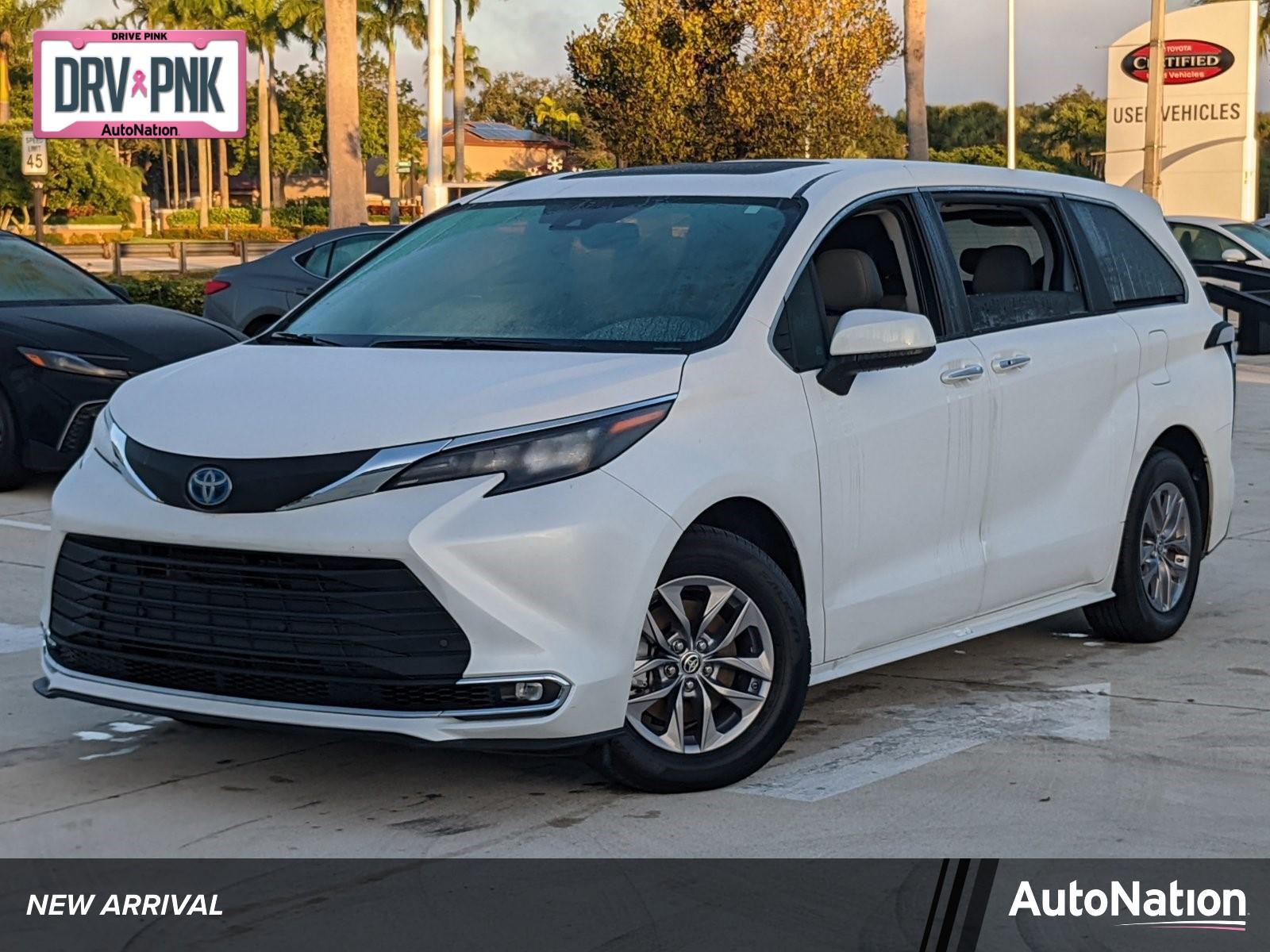 2024 Toyota Sienna Vehicle Photo in Davie, FL 33331