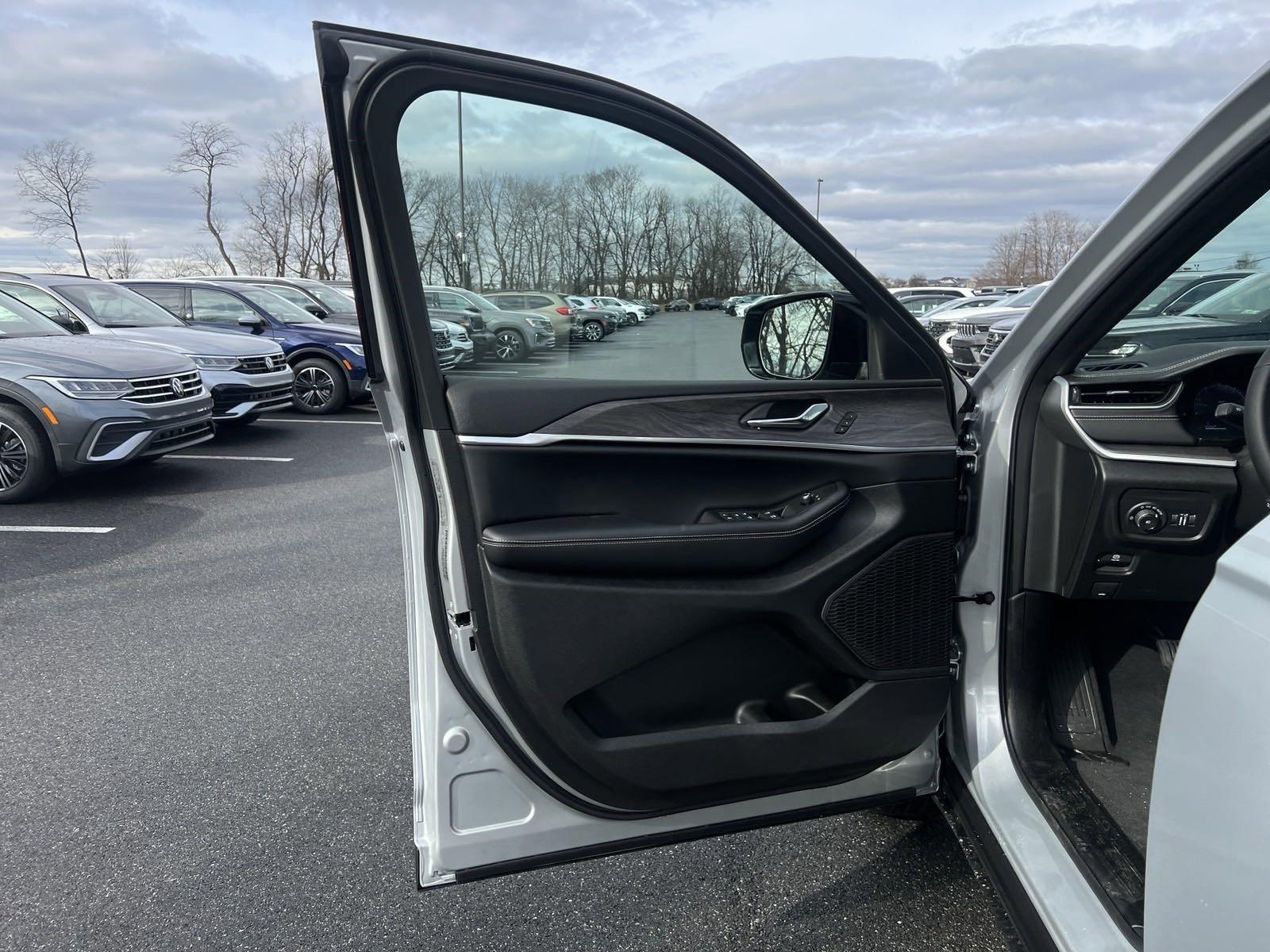 2025 Jeep Grand Cherokee L Vehicle Photo in Mechanicsburg, PA 17050-1707