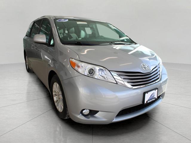 2017 Toyota Sienna Vehicle Photo in Green Bay, WI 54304