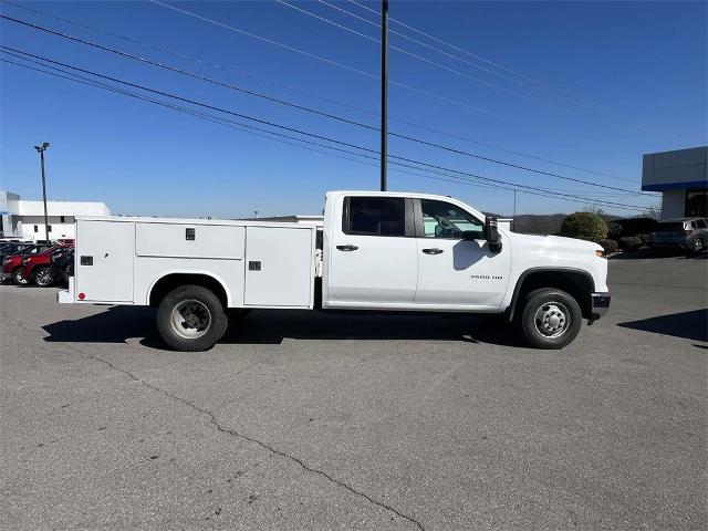 2024 Chevrolet Silverado 3500 HD Chassis Cab Vehicle Photo in ALCOA, TN 37701-3235