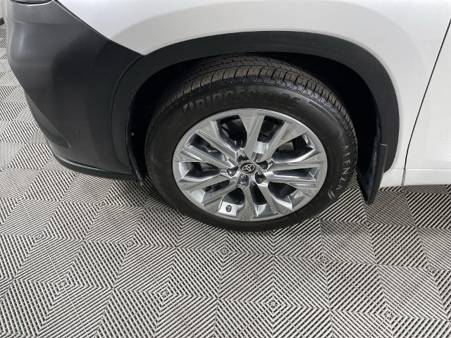 2024 Toyota Highlander Vehicle Photo in GILBERT, AZ 85297-0402