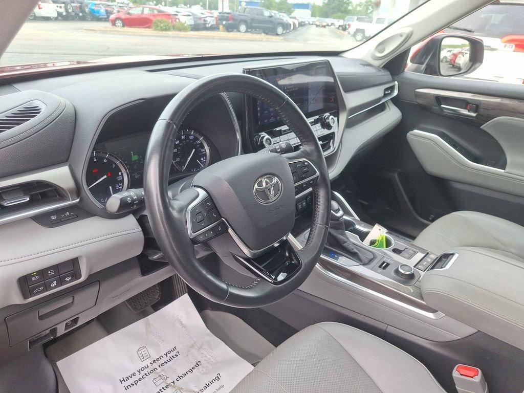 2020 Toyota Highlander Vehicle Photo in Marion, IA 52302