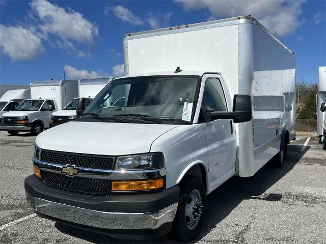 2023 Chevrolet Express Cutaway 3500 Vehicle Photo in ALCOA, TN 37701-3235