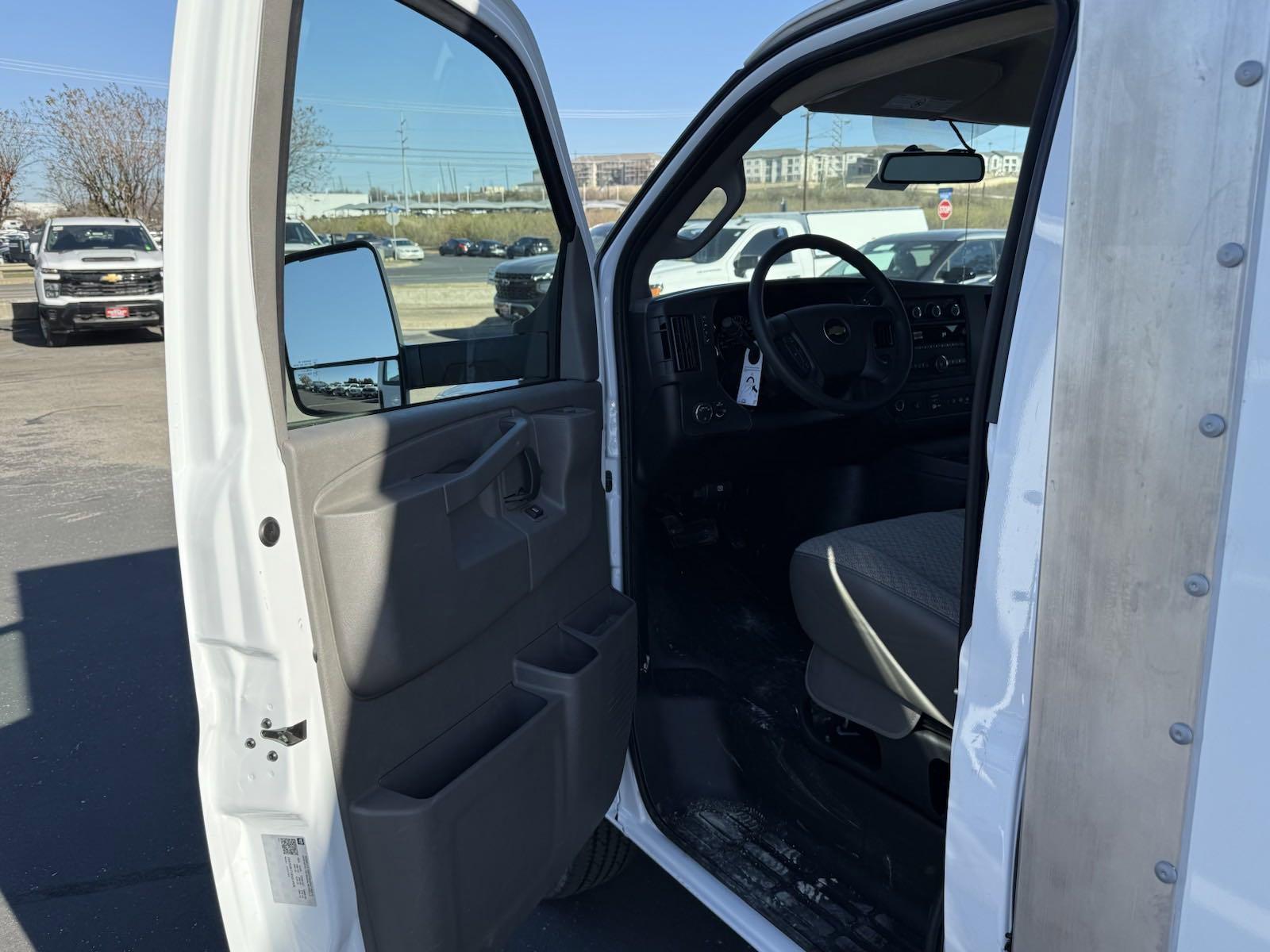 2024 Chevrolet Express Cutaway 3500 Vehicle Photo in GEORGETOWN, TX 78626-7508