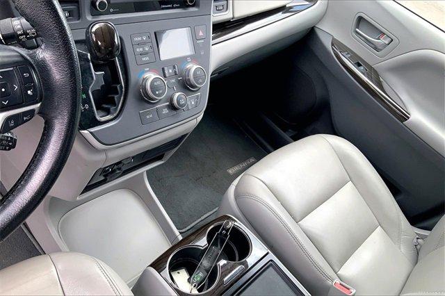 2020 Toyota Sienna Vehicle Photo in KANSAS CITY, MO 64114-4502