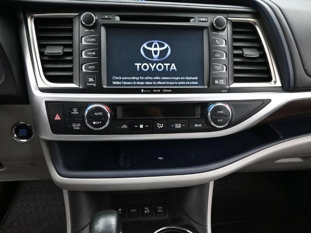 2016 Toyota Highlander Vehicle Photo in Cedar Rapids, IA 52402