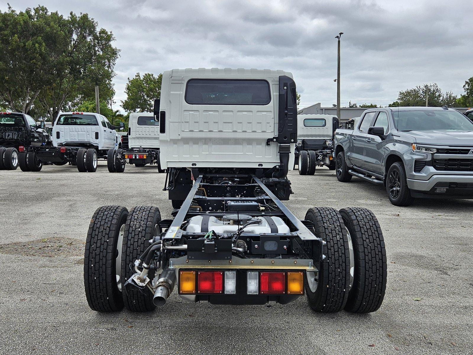 2025 Chevrolet Low Cab Forward 5500 HG Vehicle Photo in GREENACRES, FL 33463-3207