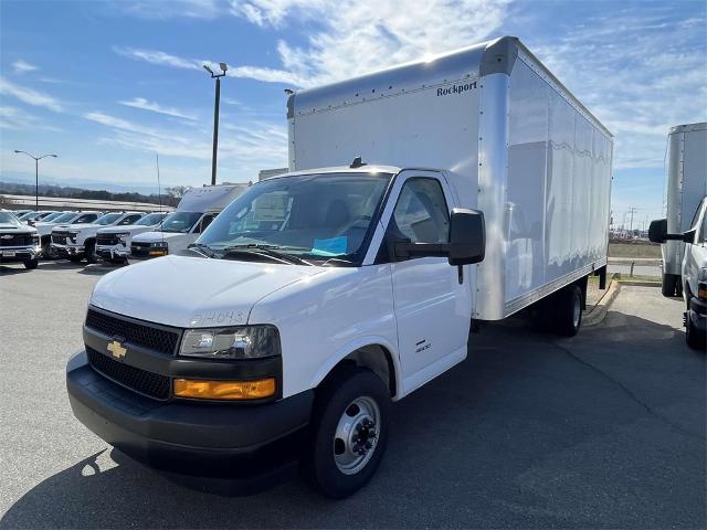 2023 Chevrolet Express Cutaway 4500 Vehicle Photo in ALCOA, TN 37701-3235