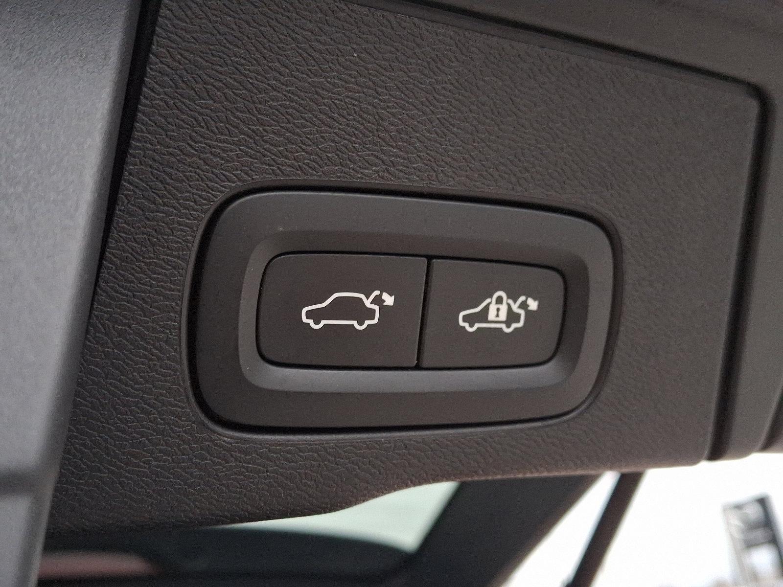 2022 Volvo XC60 Vehicle Photo in Trevose, PA 19053