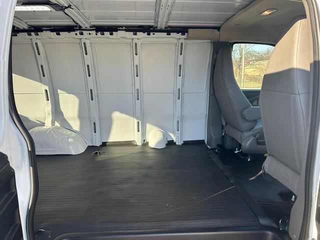 2024 Chevrolet Express Cargo 2500 Vehicle Photo in COLUMBIA, MO 65203-3903