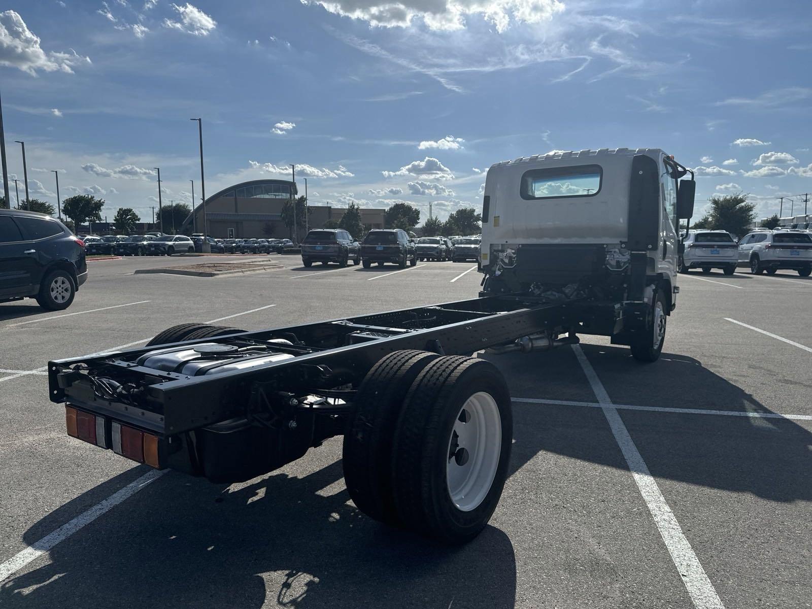2025 Chevrolet Low Cab Forward 5500 XG Vehicle Photo in GEORGETOWN, TX 78626-7508