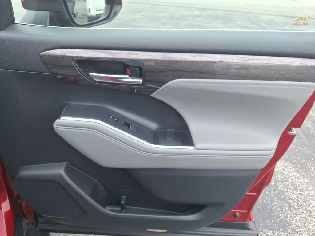 2020 Toyota Highlander Vehicle Photo in Marion, IA 52302