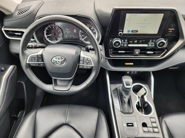 2024 Toyota Highlander Vehicle Photo in SUGAR LAND, TX 77478-0000