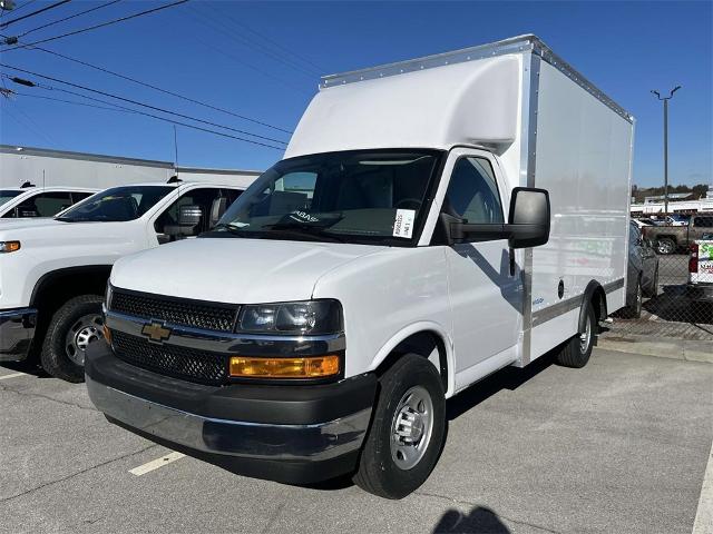 2024 Chevrolet Express Cutaway 3500 Vehicle Photo in ALCOA, TN 37701-3235