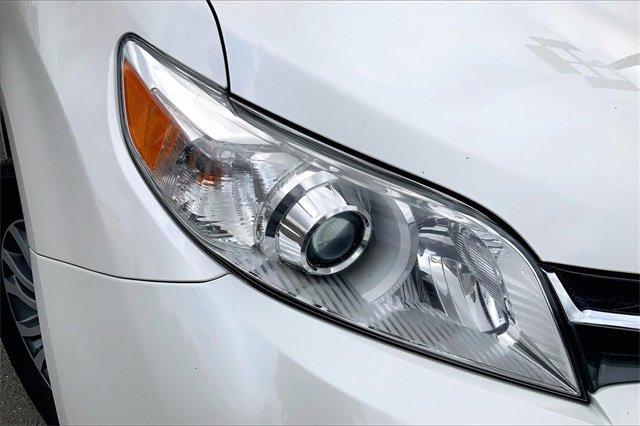 2020 Toyota Sienna Vehicle Photo in KANSAS CITY, MO 64114-4502