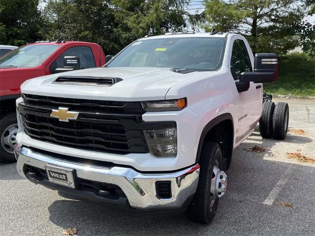 2024 Chevrolet Silverado 3500 HD Chassis Cab Vehicle Photo in ALCOA, TN 37701-3235