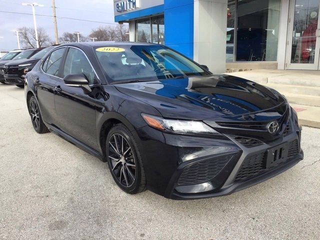 Used 2022 Toyota Camry SE with VIN 4T1G11AK8NU704783 for sale in Hammond, IN