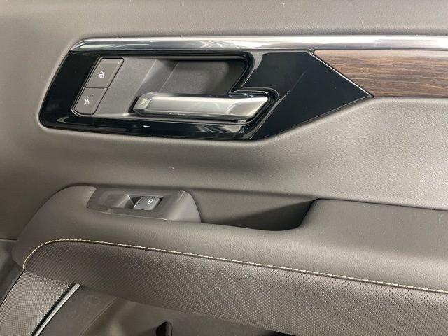2025 Chevrolet Suburban Vehicle Photo in PHOENIX, AZ 85014-3381