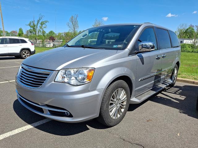 2015 Chrysler Town & Country Vehicle Photo in TREVOSE, PA 19053-4984