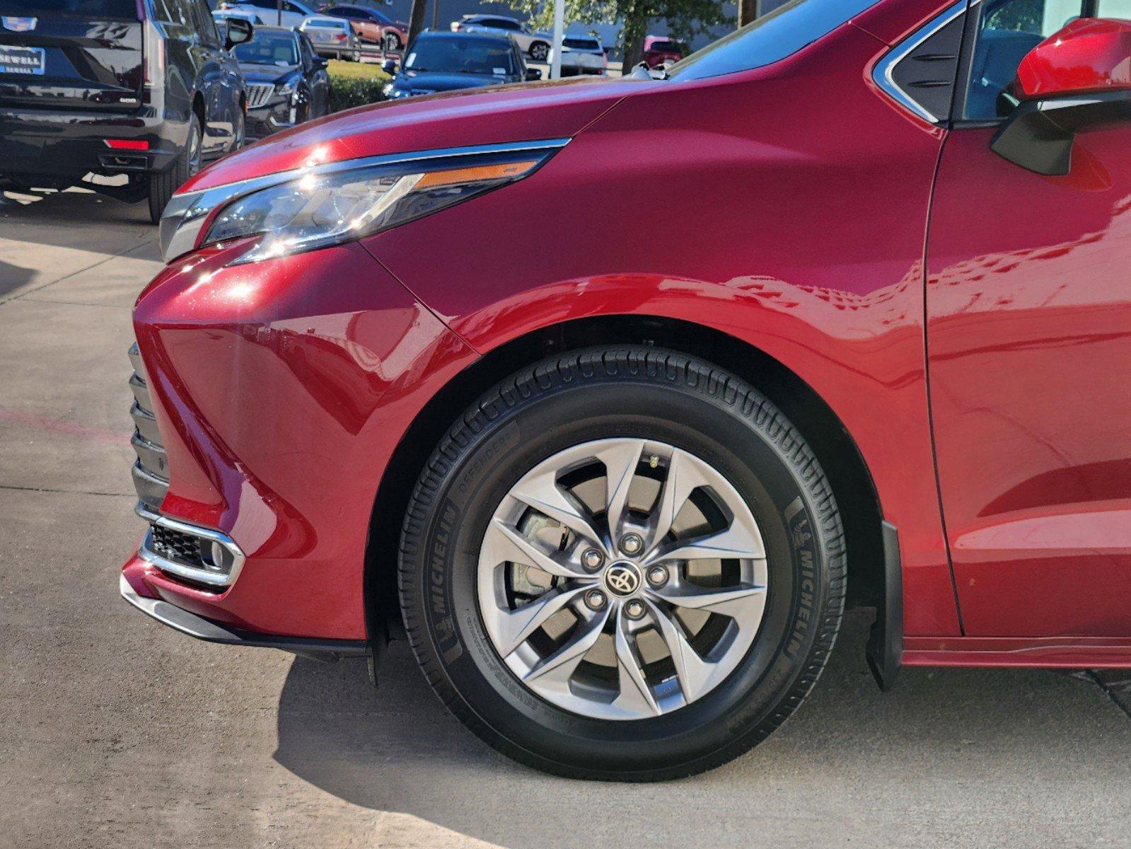 2022 Toyota Sienna Vehicle Photo in GRAPEVINE, TX 76051-8302