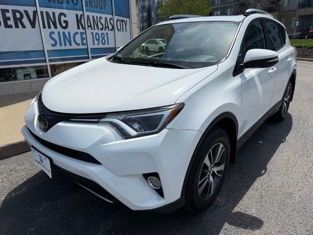 Used 2018 Toyota RAV4 XLE with VIN JTMRFREVXJJ725552 for sale in Kansas City