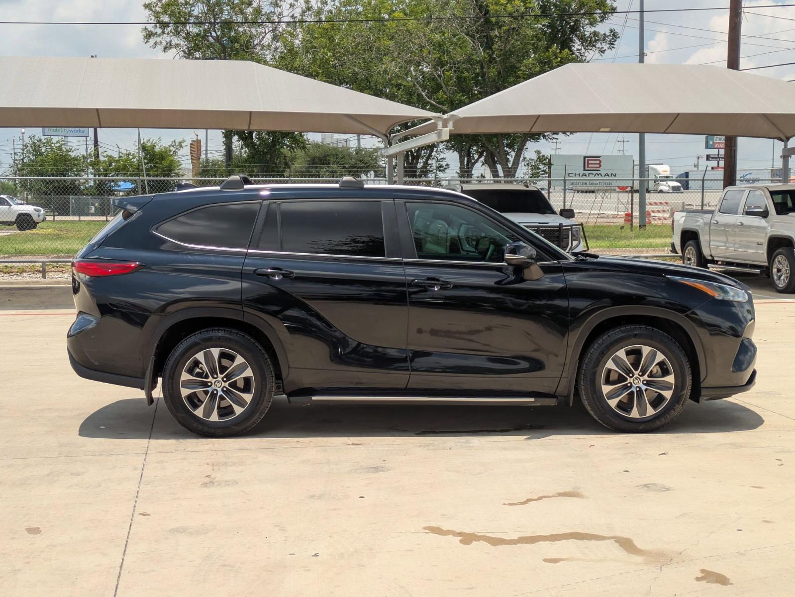2023 Toyota Highlander Vehicle Photo in SELMA, TX 78154-1460