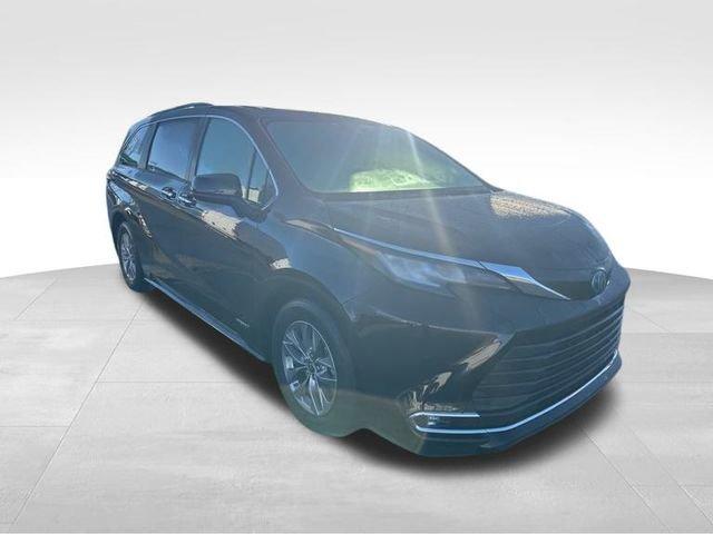 2021 Toyota Sienna Vehicle Photo in MEDINA, OH 44256-9631