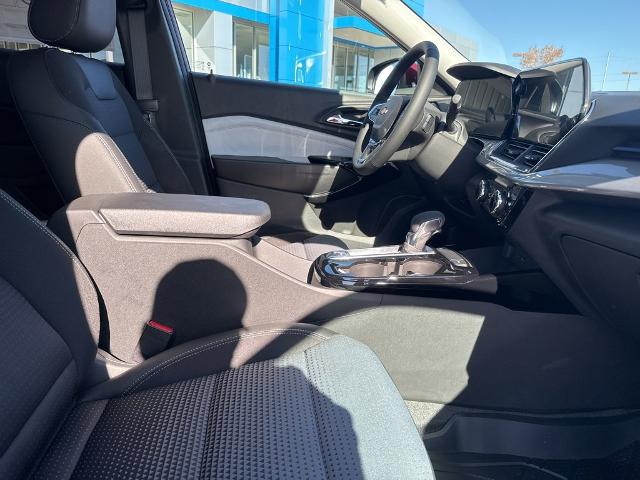 2025 Chevrolet Trax Vehicle Photo in MANHATTAN, KS 66502-5036