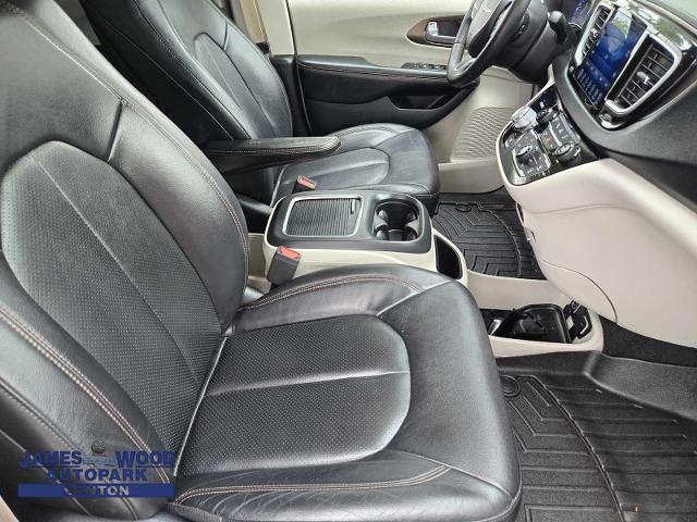 2017 Chrysler Pacifica Vehicle Photo in DENTON, TX 76210-9321