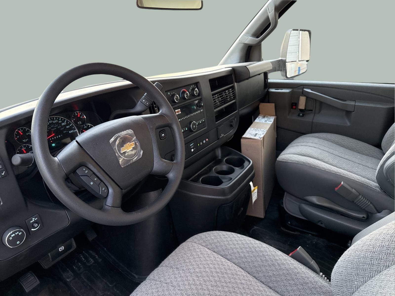 2024 Chevrolet Express Cutaway 3500 Vehicle Photo in GEORGETOWN, TX 78626-7508