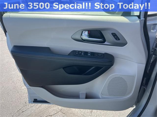 2023 Chrysler Pacifica Vehicle Photo in GREEN BAY, WI 54304-5303