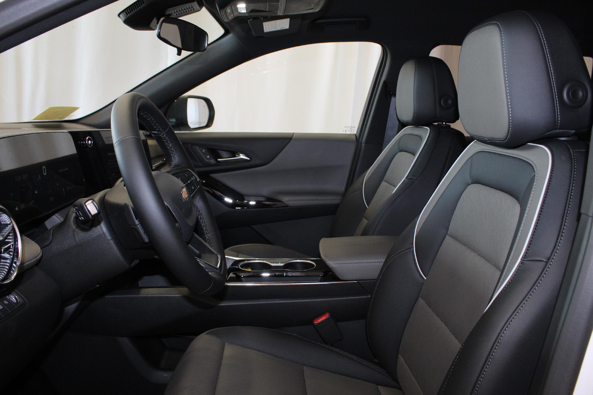 2025 Chevrolet Equinox Vehicle Photo in NORTHAMPTON, MA 01060-1120