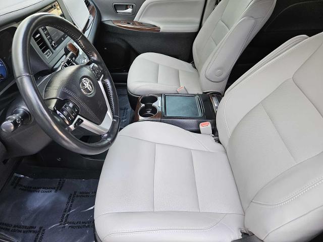 2020 Toyota Sienna Vehicle Photo in FORT WORTH, TX 76132