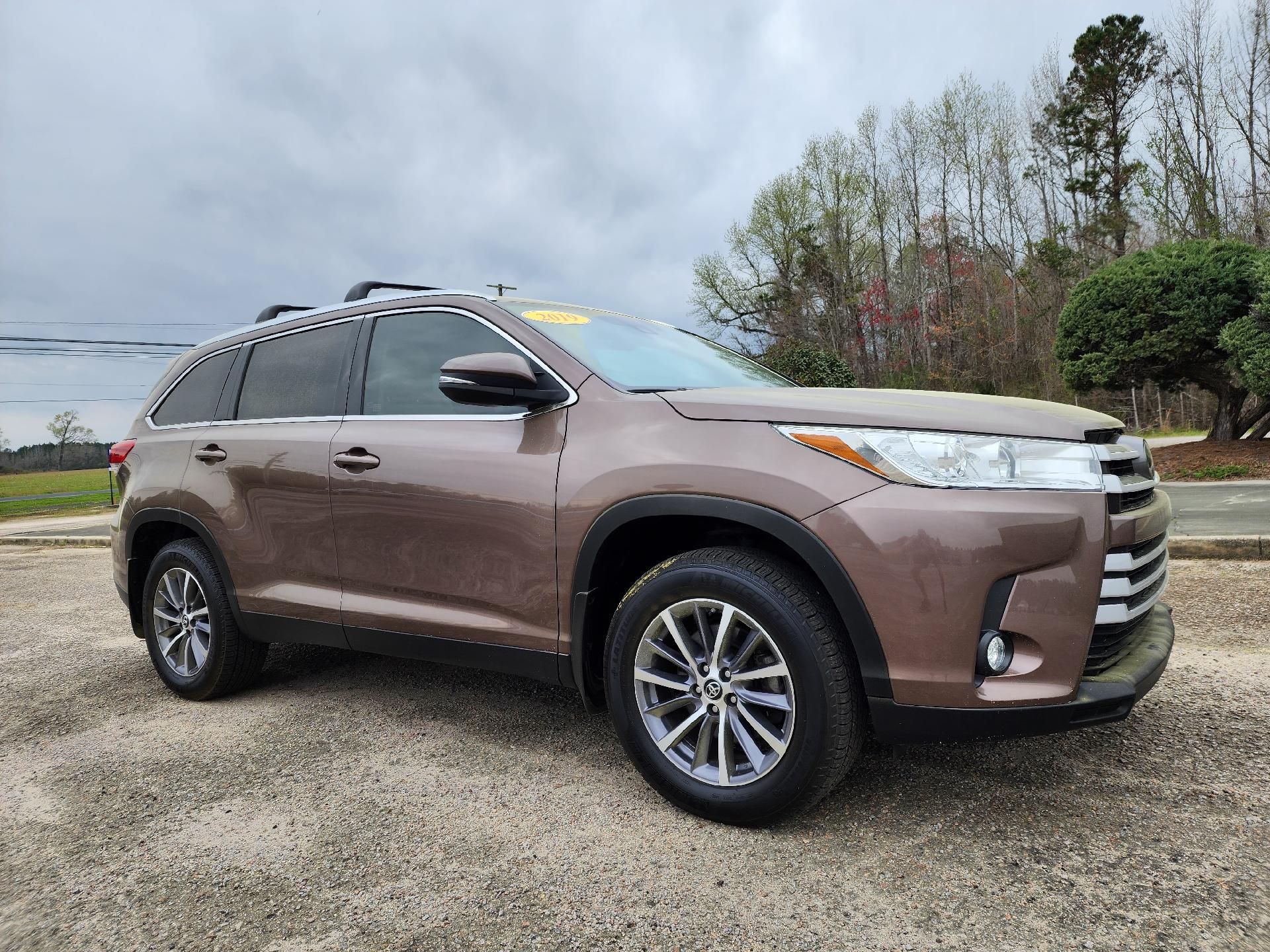 Used 2019 Toyota Highlander XLE with VIN 5TDJZRFH6KS975811 for sale in Holly Hill, SC