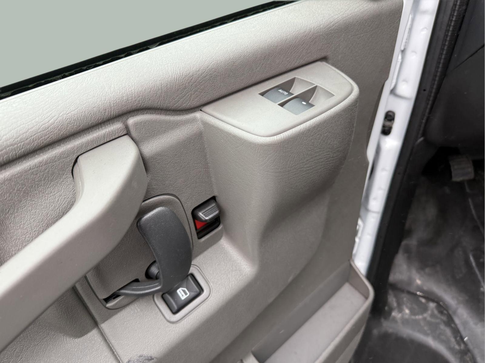 2024 Chevrolet Express Cutaway 3500 Vehicle Photo in GEORGETOWN, TX 78626-7508