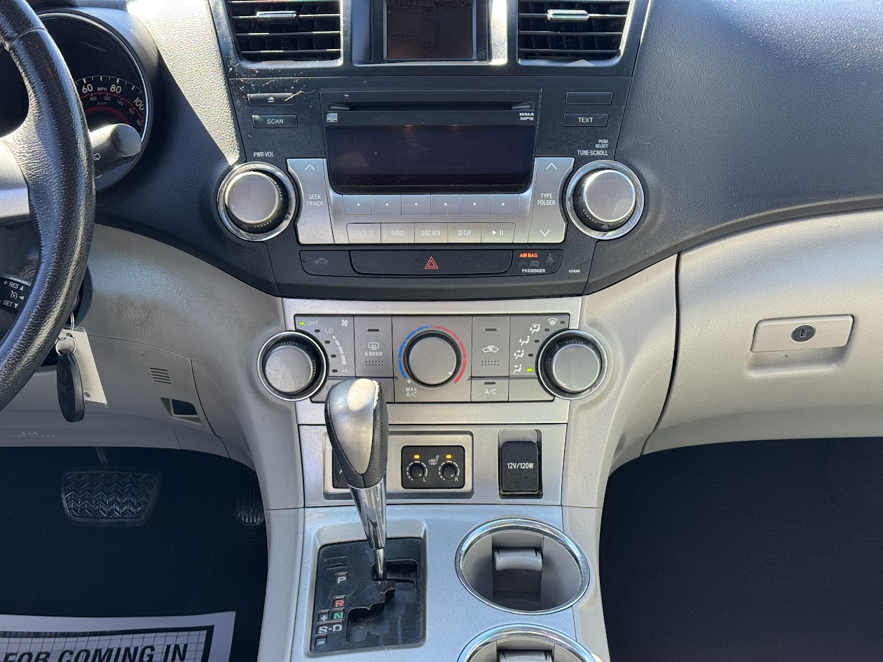 2011 Toyota Highlander Vehicle Photo in BOONVILLE, IN 47601-9633