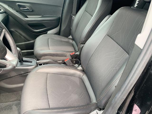 2022 Chevrolet Trax Vehicle Photo in MOON TOWNSHIP, PA 15108-2571