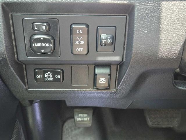 2014 Toyota Tundra 4WD Truck Vehicle Photo in DENTON, TX 76210-9321