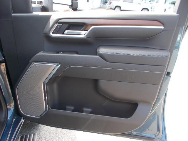 2025 GMC Sierra 2500 HD Vehicle Photo in LOWELL, MA 01852-4336