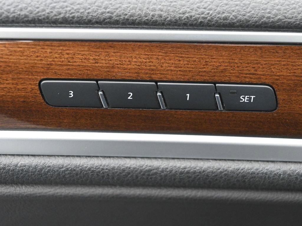 2016 Volkswagen Touareg Vehicle Photo in Marion, IA 52302
