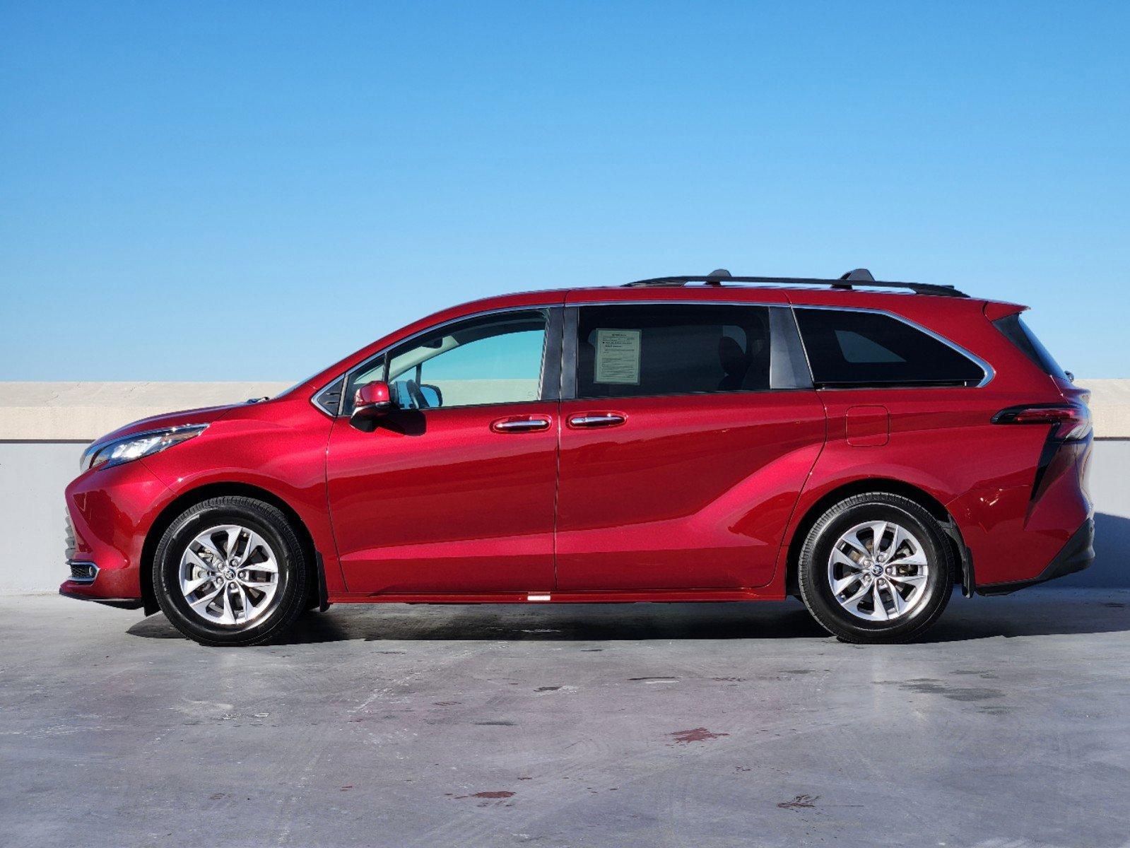 2022 Toyota Sienna Vehicle Photo in DALLAS, TX 75209