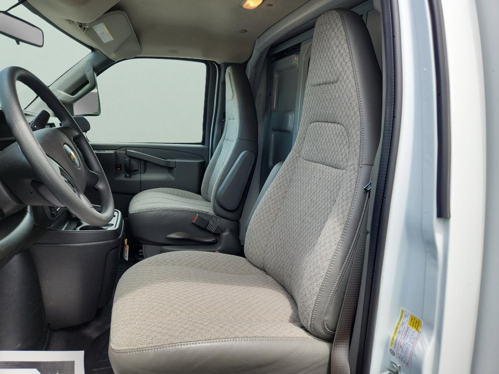 2025 Chevrolet Express Cutaway 3500 Vehicle Photo in GEORGETOWN, TX 78626-7508