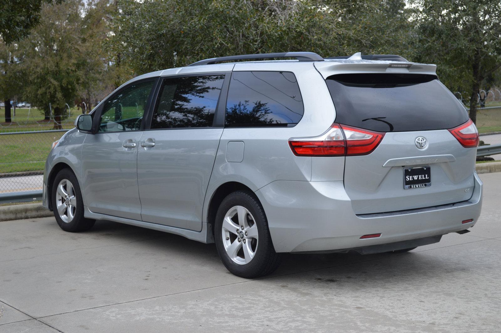 2019 Toyota Sienna Vehicle Photo in Houston, TX 77090