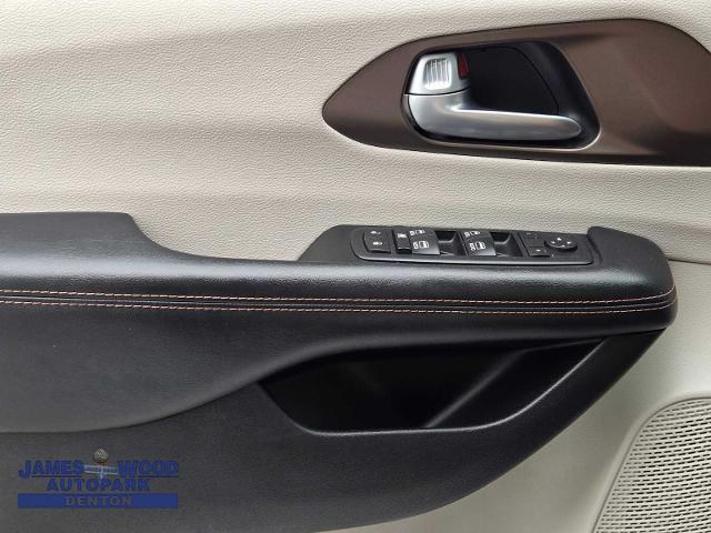 2017 Chrysler Pacifica Vehicle Photo in DENTON, TX 76210-9321