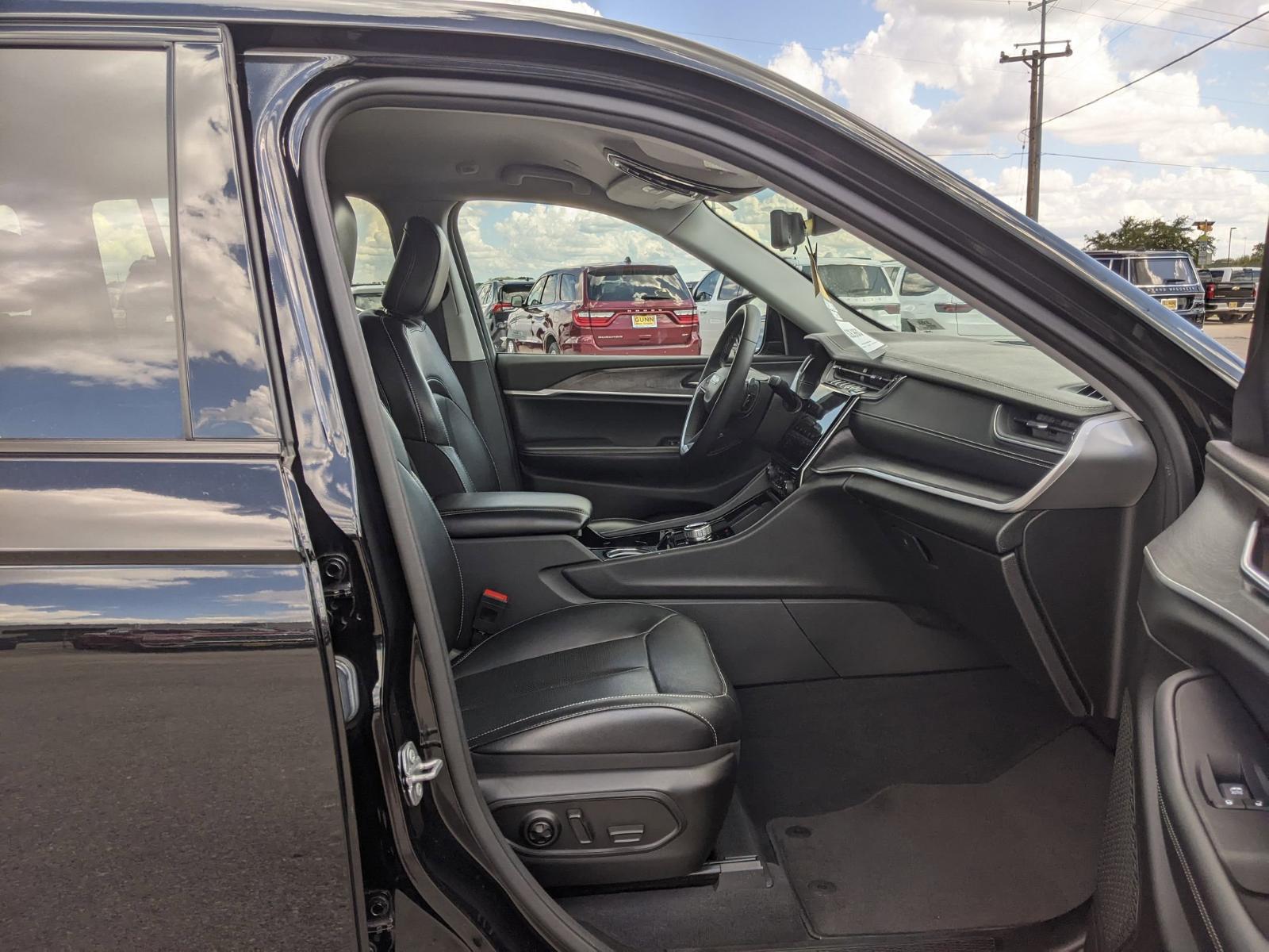 2023 Jeep Grand Cherokee Vehicle Photo in Seguin, TX 78155