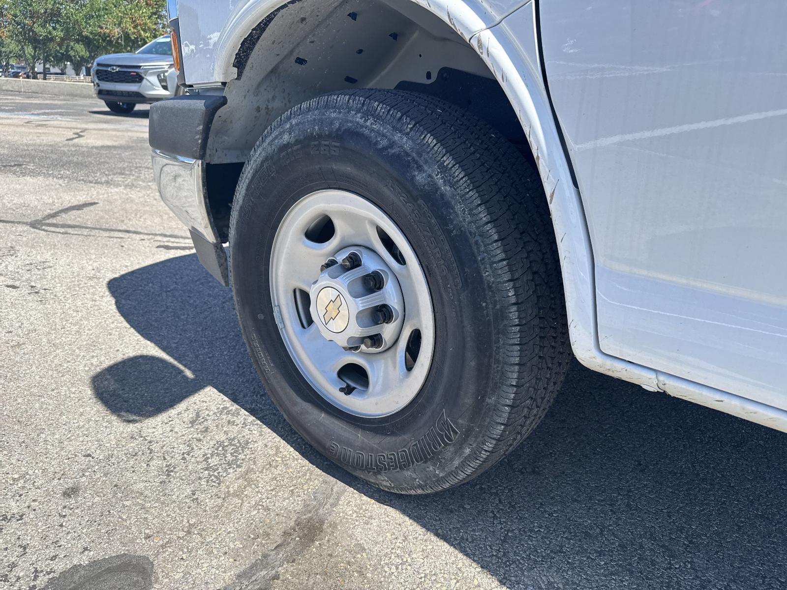 2025 Chevrolet Express Cutaway 3500 Vehicle Photo in GEORGETOWN, TX 78626-7508