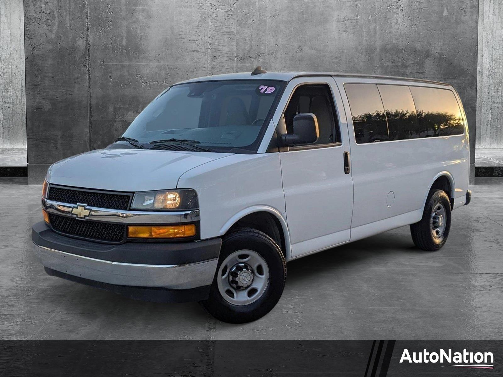 2019 Chevrolet Express Passenger 3500 Vehicle Photo in PEMBROKE PINES, FL 33024-6534