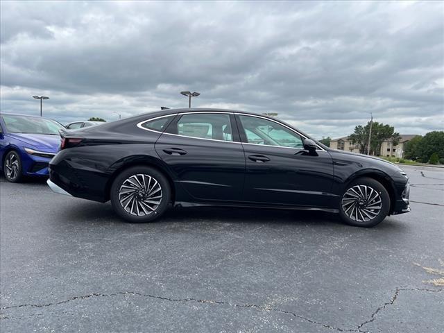 2024 Hyundai SONATA Hybrid Vehicle Photo in O'Fallon, IL 62269