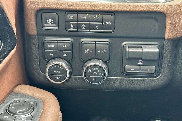 New 2025 Chevrolet Suburban High Country in White for sale New 2025 Chevrolet Suburban High Country in White for sale