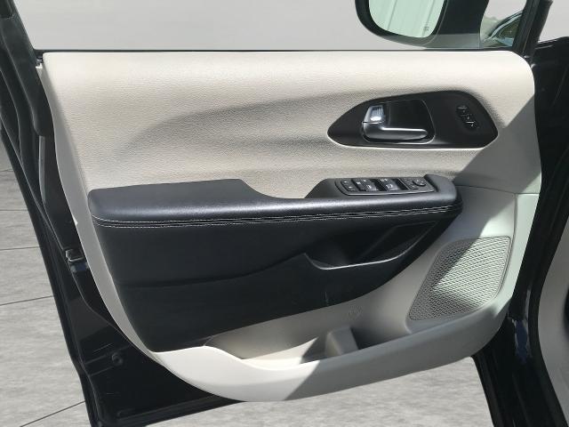 2023 Chrysler Pacifica Vehicle Photo in GREEN BAY, WI 54303-3330